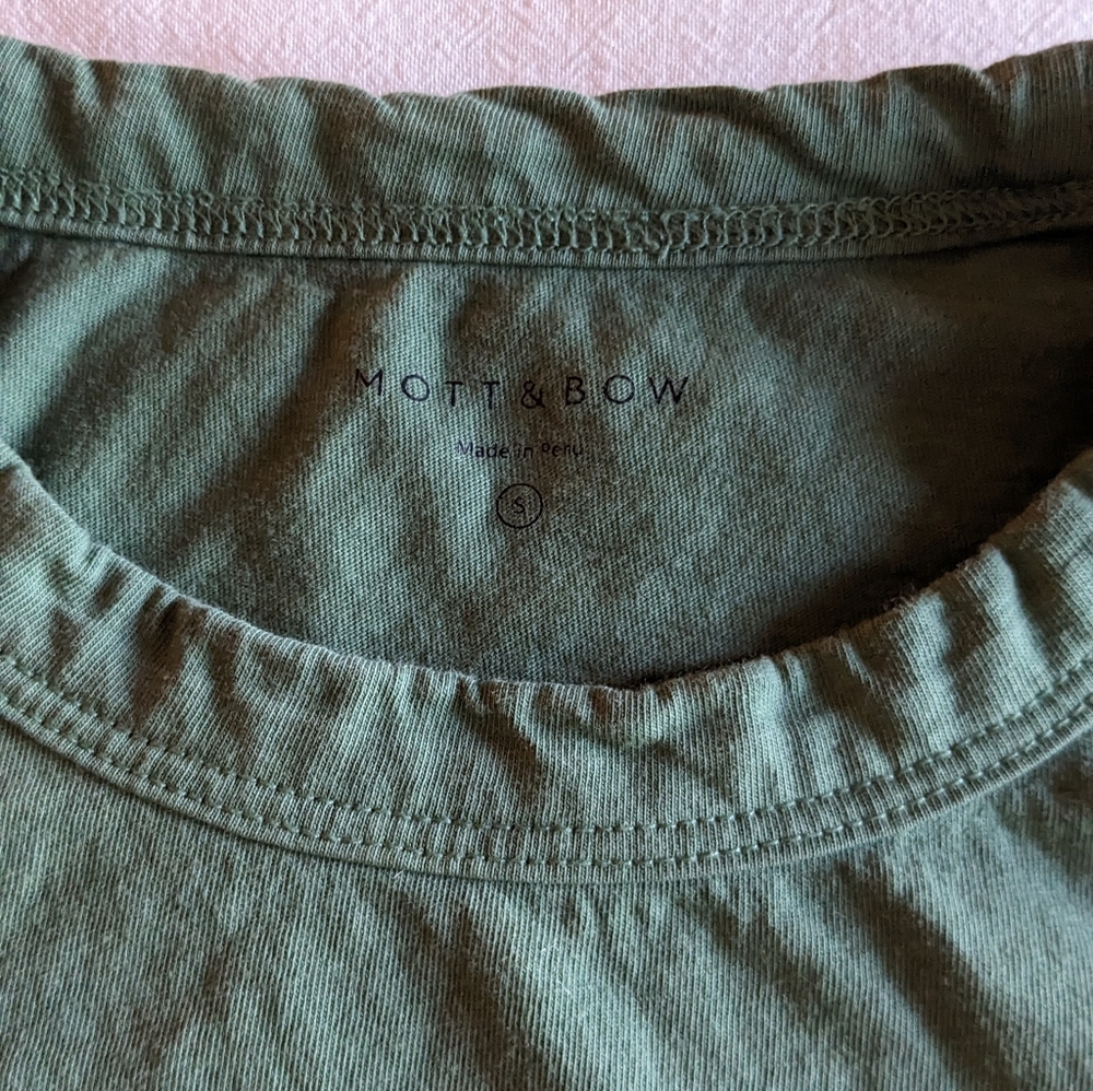 Mott and Bow classic crew driggs tee. Olive green small.